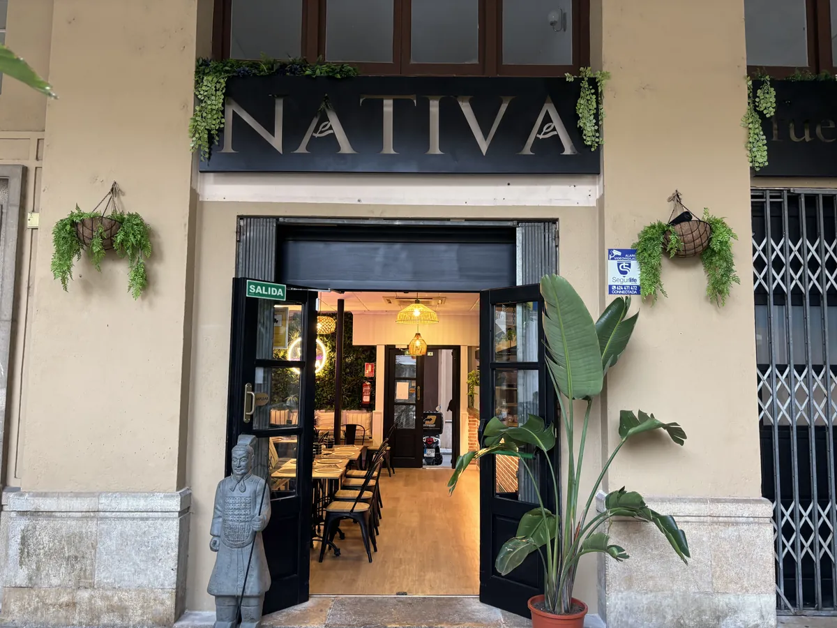 Façana de Nativa a la Plaça de l'Ajuntament, amb el rètol i les portes obertes